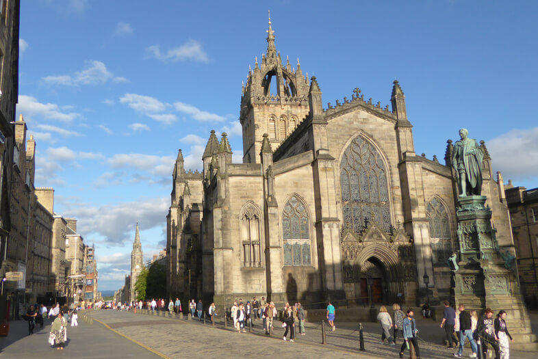 St Giles’ cathedral on a backdrop of clear blue sky.